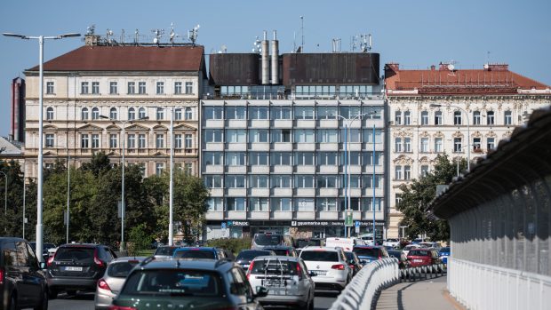 Brutalistní administrativní budova Vojenských staveb v ul. Boženy Němcové.