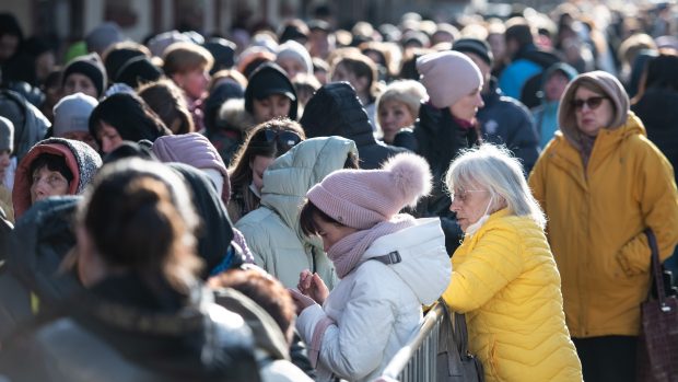 Ukrajinští uprchlíci čekají před dislokovanou pobočkou úřadu práce v Pražské tržnici v Holešovicích.