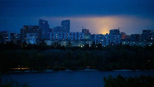 Ranní pohled na východní část Kyjeva.Od čtvrtka  začíná Ukrajina omezovat dodávky elektrické energie
