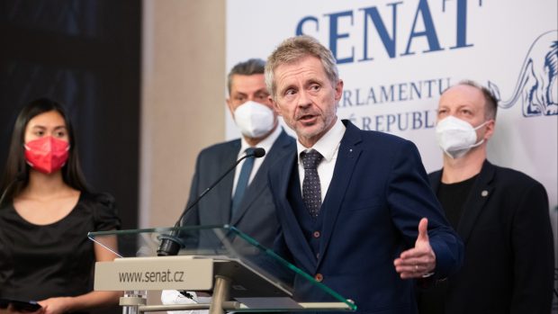 Miloš Vystrčil na tiskové konferenci v Senátu.