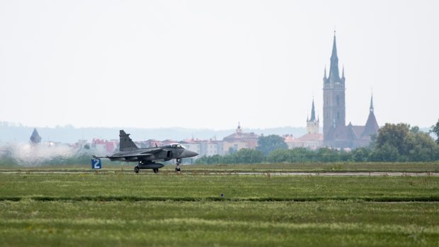 Stíhačka JAS-39 Gripen startuje na čáslavském letišti