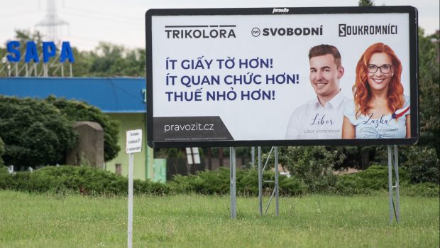 Billboard Trikolory před Sapou