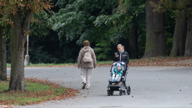 „Považuji za velmi rozumné, když ženy porodí své první děťátko alespoň do 30 let,“ říká Sláma