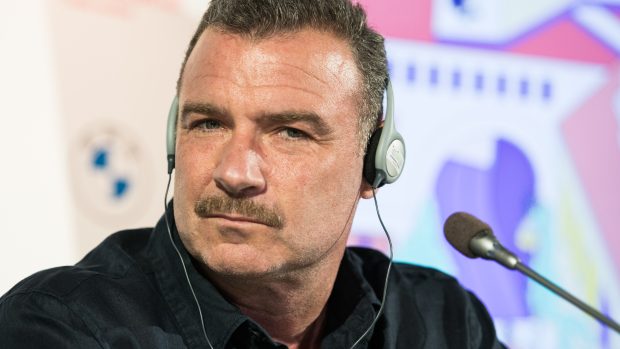 Liev Schreiber na tiskové konferenci na MFFKV