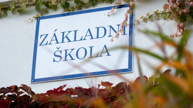 Základní školství je v rámci povinné školní docházky bezplatné