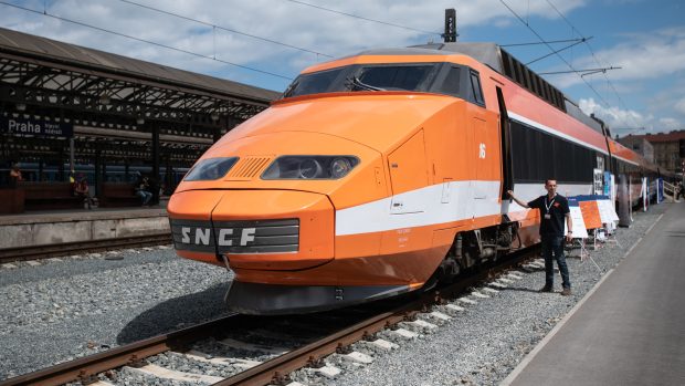 Na pražském hlavním nádraží mohou cestující i milovníci železnice obdivovat 42 let starou soupravu francouzského expresu TGV