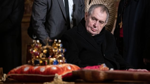 Miloš Zeman si prohlíží korunovační klenoty