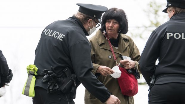 Někteří lidé neměli na protestní akci Volného bloku na Střeleckém ostrově povinnou ochranu dýchacích cest. Policisté je na nošení respirátorů upozorňovali