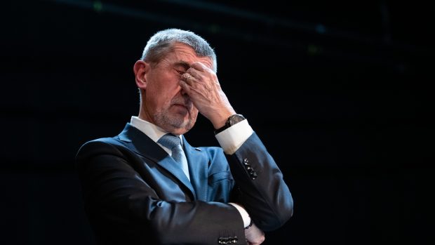 Andrej Babiš se snaží na všechny odpovídat. Když je unaven ...