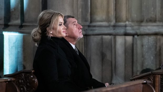Bohoslužby se zúčastnili prezidentští kandidáti s manželkami. Andrej Babiš s Monikou