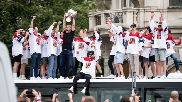 Čeští hokejisté při oslavě na Staroměstském náměstí