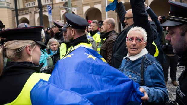 Vlajky EU a Ukrajiny působí na demonstranty jako červený hadr na býka