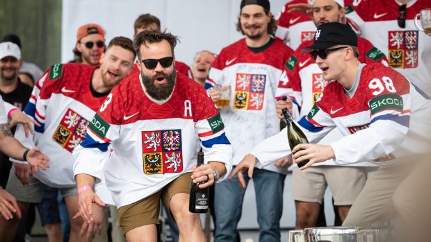 Čeští hokejisté při oslavě na Staroměstském náměstí