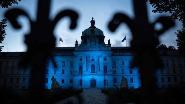 Večer se k výročí 20 let vstupu země do EU osvětluje několik budov do modra, například Strakova akademie