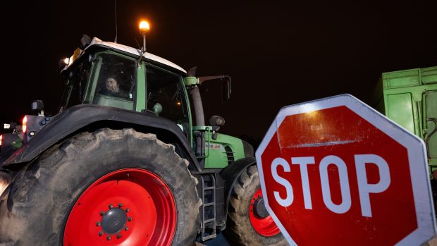 Před šestou hodinou ranní přijíždí na Letenskou pláň první zemědělská technika