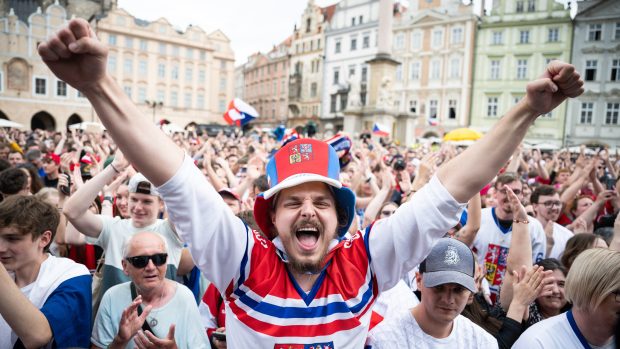 Tisíce lidí dorazily na Staroměstské náměstí v Praze, aby s českým národním hokejovým týmem oslavily zisk titulu mistrů světa. Už před příchodem hokejistů byli fanoušci v rozjařené náladě