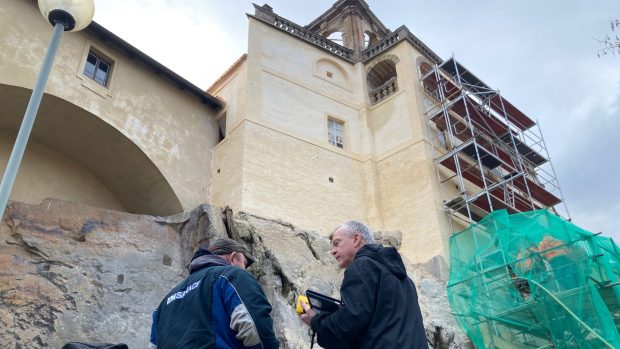 Skalní masiv pod Glorietem zámku v Děčíně ukrývá tajnou chodbu,