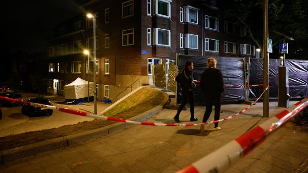 Scény po zatčení podezřelého nizozemskou policií po střelbě v Rotterdamu