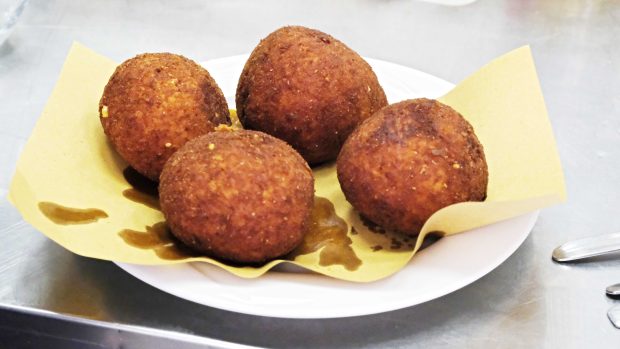 Sicilské arancini jsou vyhlášenou pochoutkou, pokud nejste v restauraci, jedí se z ruky