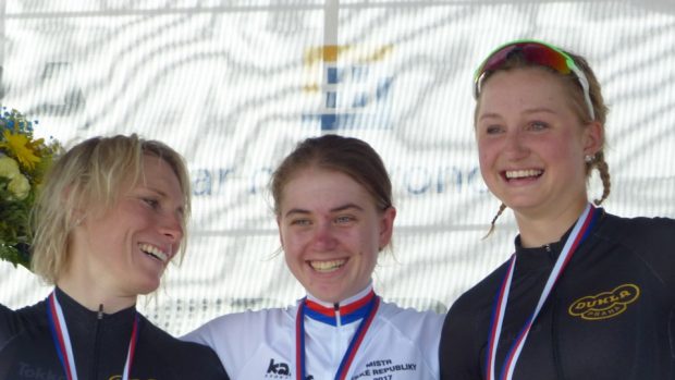 Tři nejlepší ženy časovky na Mistrovství České republiky v silniční cyklistice. Stříbrná Jarmila Machačová, zlatá Nikola Nosková a bronzová Tereza Korvasová (zleva doprava)