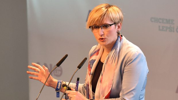 Ministryně pro místní rozvoj Karla Šlechtová (za ANO)