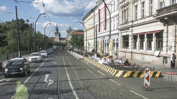 Pohled na Smetanovo nábřeží, které má uzavřený jeden jízdní pruh