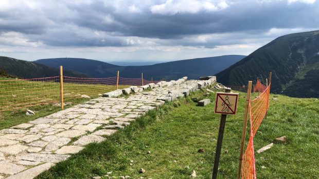 Návštěvnost Krkonoš meziročně stoupá a podle parku přibývá i bezohledných turistů, proto se Správa Krkonošského národního parku rozhodla nainstalovat na celém vrcholu ochranné sítě.