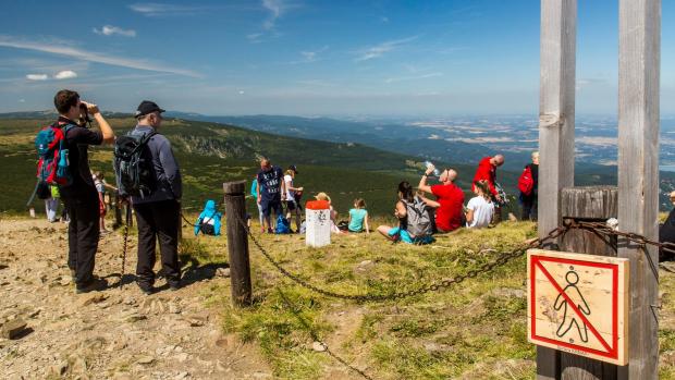 Každý rok přibývá turistů, kteří se vypraví na vrchol nejvyšší české hory.