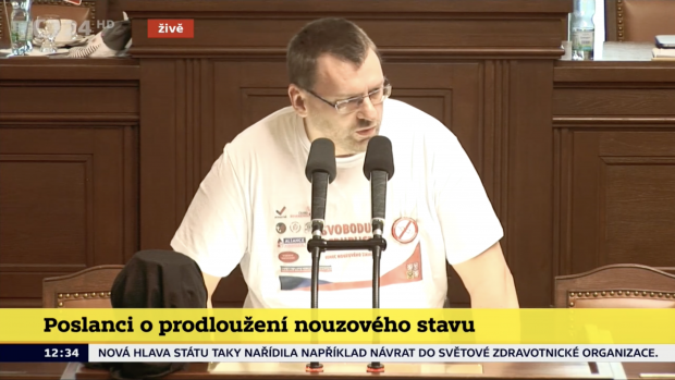 Poslanec Lubomír Volný (nezařazený, dříve SPD) ve sněmovně promluvil bez roušky. Odmítá ji nosit