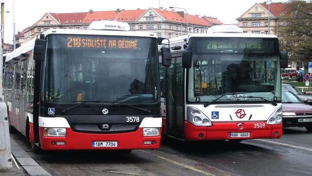 Autobusy SOR NB 12 (vlevo) na lince 218 a Irisbus Citelis 12 na stejné lince.