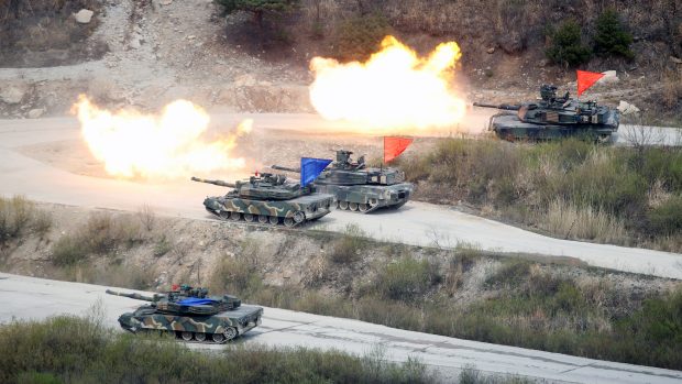 30 kilometrů od demilitarizované zóny proběhlo společné cvičení americké a jihokorejské armády. Součástí byly také ostré střelby z korejských tanků K1A1 a amerických M1A2 Abrams.