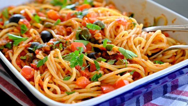 Spaghetti Puttanesca. Mafianské spaghetti pro celou rodinu