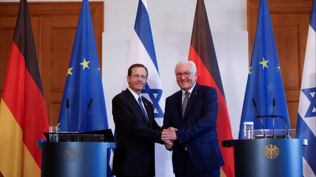 Německý prezident Frank-Walter Steinmeier a izraelský prezident Jicchak Herzog si podávají ruce na tiskové konferenci v Berlíně.