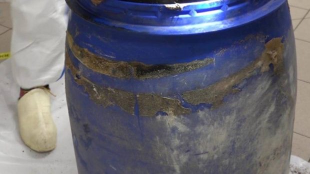 Pod relativně novou betonovou podlahou sklepa nalezli policisté modrý plastový sud s tělem zabaleným do látky