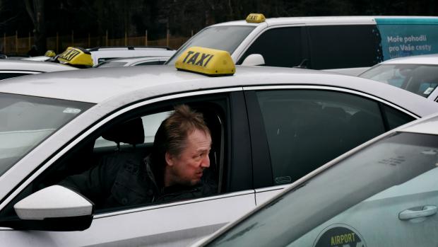 Řidičů taxi je v hlavním městě podle odhadů zhruba 8300. Některým vadí, že řidiči Uber nemají auta evidovaná jako vozidla taxislužby a nemají taxametry.
