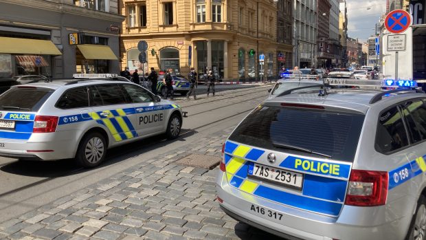 Policejní jednotky při zásahu v centru Prahy ve Vodičkově ulici