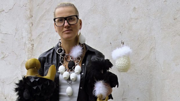 Nabízím lidem ekologicko-recyklační hru, která ovšem proniká třeba na přehlídkové molo Prague Fashion Week, říká v rozhovoru Tereza Janečková.