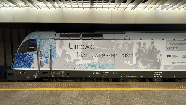 Texty na lokomotivě jsou v polském a anglickém jazyce