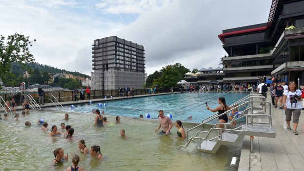 Mrzí nás ta příšerná kvalita provedení, říká o novém bazénu hotelu Thermal  vnuk Machoninových | iROZHLAS - spolehlivé zprávy