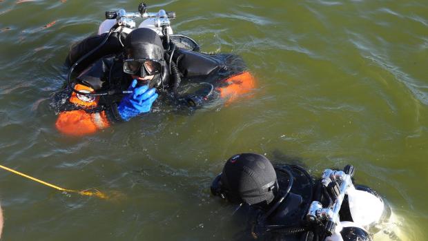 Potápěči pátrají v Hostivařské přehradě