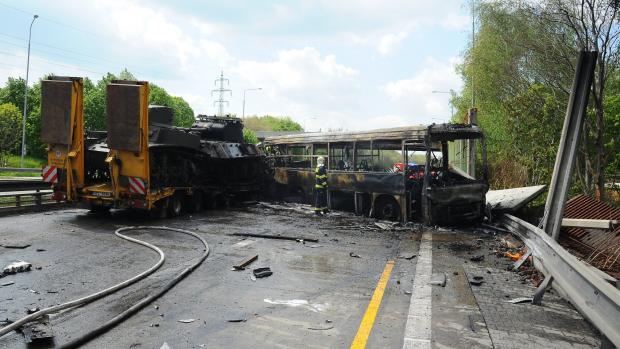 Na Pražském okruhu se střetl vězeňský autobus s tahačem s tanky. Jeden člověk nehodu nepřežil.