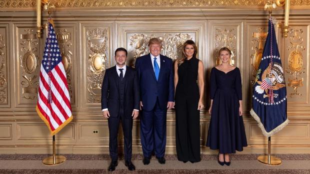 Prezidenti Ukrajiny a USA Volodymyr Zelenskyj a Donald Trump s manželkami během recepce v New Yorku