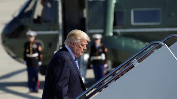 Donald Trump nastupuje na palubu prezidentského letounu Air Force One.