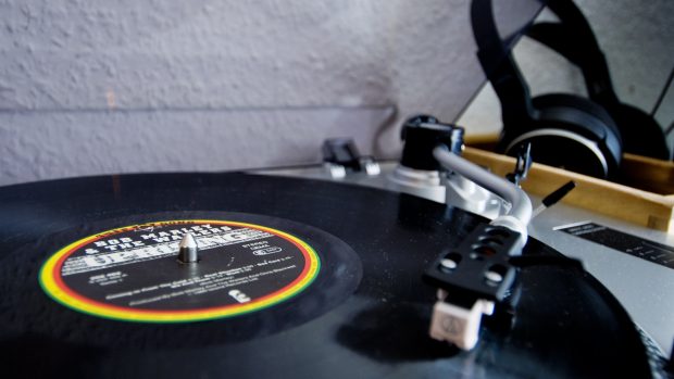 Gramofonová deska neboli gramodeska, známá těž jako vinylová deska nebo prostě jen vinyl