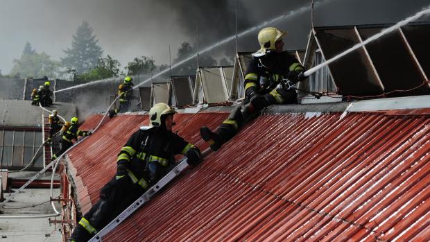Úterní zásah hasičů při požáru haly v pražské Hostivaři