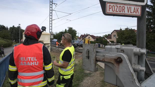 V ulici U starého mlýna - Uhříněves zasahuje policie a hasiči u nehody, srážky nákladního auta s vlakem.