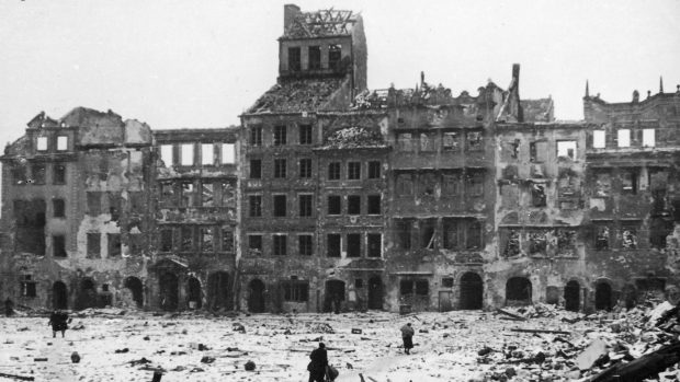 Ruiny varšavského Starého města po druhé světové válce