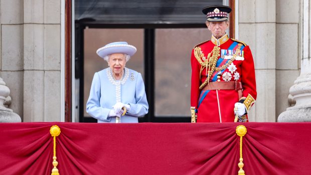 Královna Alžběta II. a prince Edward na balkoně Buckinghamského paláce
