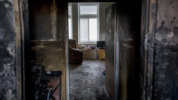 Do požárem poškozeného domova pro zdravotně postižené ve Vejprtech se klienti po tragickém požáru v nejbližší době nevrátí