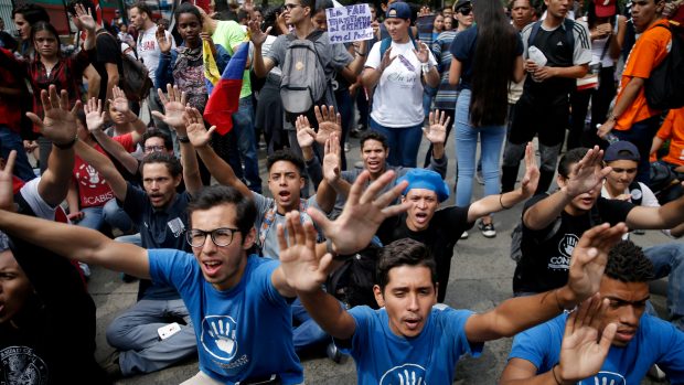 Venezuelští studenti demonstrující proti vládě Nicoláse Madura